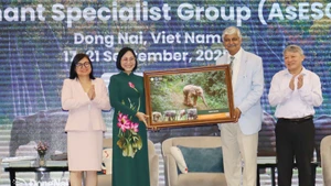同奈省领导向亚洲象专家组赠送关于大象的图片。（图片来源：同奈报网）