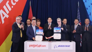 国家主席梁强见证波音集团与越捷航空签署首架波音737-8飞机交付协议。（图片来源：越通社）