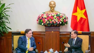 越南外交部代理部长黎怀忠会见美国驻越南大使马克·纳珀。（图片来源：国际报）