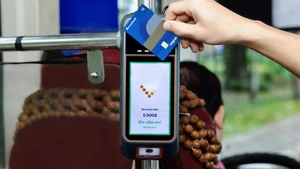 在公交车上实施NAPAS非接触式银行卡支付。