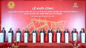 范明正总理、党和国家领导人以及原领导人一同出席开工仪式。