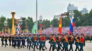 俄罗斯军队代表团参加庆祝越南八月革命胜利和国庆80周年阅兵与游行活动。