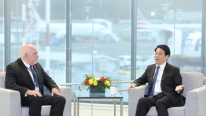 越南国家主席梁强会见开市客集团董事长兼首席执行官罗恩·瓦克里斯。（图片来源：越通社）