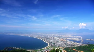 从山茶半岛俯瞰岘港市。