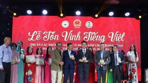 组委会成员和赞助商获颁比赛纪念章。（图片来源：越通社）