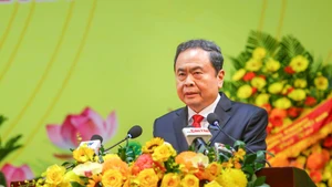 国会主席陈青敏发表讲话。