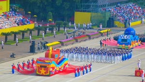 越南革命新闻方阵在巴亭广场游行。