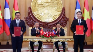 越老签署发展工业链合作谅解备忘录。