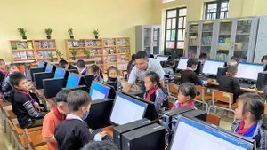 少数民族学生获得信息学教育。