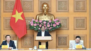 12月9日，越南政府总理、国家重点交通工程项目指导委员会主任范明正主持召开指导委员会第22次会议。