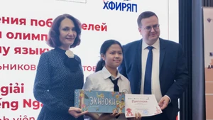 组委会向参赛选手颁发了奖项。