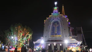 圣诞氛围弥漫在顺化市各教区、教堂和大街小巷。（图片来源：越通社）