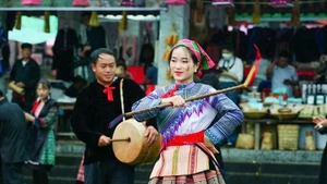 赫蒙族传统舞表演。（图片来源：越通社）