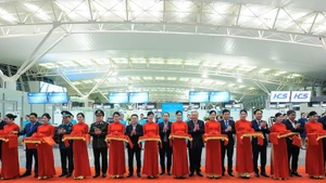 越南政府常务副总理阮和平及其他代表为内排国际机场2号航站楼扩建项目举行剪彩仪式。（图片来源：越通社）