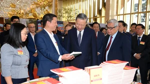 苏林总书记参观图书展示区、主题图片展及新闻领域数字化转型成就展。