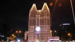 西贡圣母圣殿主教座堂在璀璨的灯光映照下格外迷人。（图片来源：越通社）