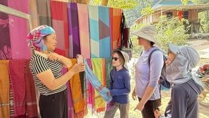 烂外村手工织锦产品深受外国游客青睐。（图片来源：越通社）