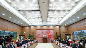 越南国会主席陈青敏会见俄罗斯联邦委员会第一副主席亚茨金。