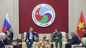 越俄热带中心主任邓鸿展少将会见俄罗斯联邦委员会第一副主席亚茨金一行。（图片来源：越通社）