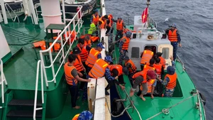 越南海军第四区将52名遇险渔民安全送至双子西岛。