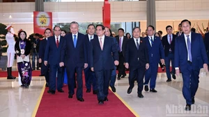 党、国家领导人出席第十一届全国爱国竞赛大会。