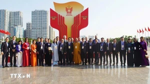 出席第十一届全国爱国竞赛表彰大会的代表合影。（图片来源：越通社）