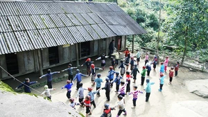 为边境地区建设高标准寄宿制学校。