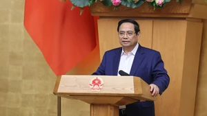 越南政府总理范明正发表讲话。（图片来源：VGP）