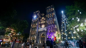 河内还剑坊大教堂区域张灯结彩迎接圣诞节。