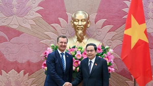 越南国会主席陈青敏会见俄罗斯联邦委员会第一副主席安德烈·亚茨金。