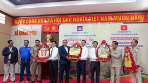 西宁省与柬埔寨柴桢省互赠礼物。（图片来源：越通社）