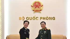 越南国防部副部长阮新疆大将与日本海上幕僚长斋藤聪上将。（图片来源：人民军队报）