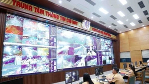 公安部交通警察局指挥信息中心通过人工智能摄像头全天24小时监控交通情况。（图片来源：越通社）