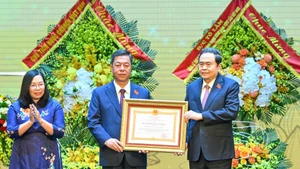 国会主席陈青敏向越南真理国家政治出版社颁发一级劳动勋章。