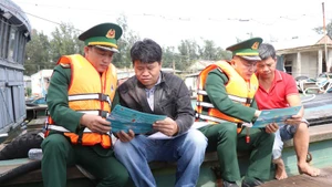 边防部队加大对渔民的宣传力度。