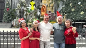 外国游客在河内欢乐迎接圣诞节。