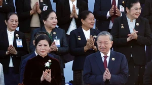 越共中央总书记苏林和夫人出席老挝人民民主共和国建国50周年庆典。