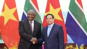 越南政府总理范明正与南非共和国总统马塔梅拉·西里尔·拉马福萨（2025年10月23日）。（图片来源：GVGP）