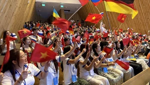 来自德国、加拿大、柬埔寨、泰国、美国、匈牙利、捷克共和国等31个国家和地区的海外青年与留学生，于2025年7月16日参加“2025年越南夏令营”开营仪式。（图片来源：越通社）