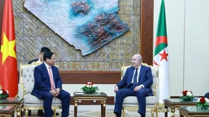政府总理范明正会见阿尔及利亚总统特本。（图片来源：VGP）