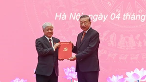 苏林总书记向杜文战同志颁发决定书。