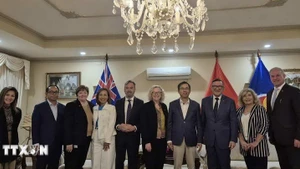 越南驻澳大利亚大使范雄心（右四）、澳大利亚-越南友好议员小组主席莎伦·克莱登（右五）与各位主要成员合影。（图片来源：越通社）