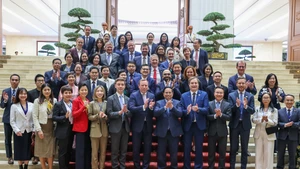 范明正总理与欧盟-东盟商务理事会和越南欧洲商会代表。（图片来源：越通社）