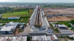 通往VSIP芹苴工业园区的道路与80号国道交汇处。（图片来源：越通社）