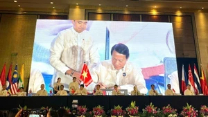 越南公安部部长梁三光出席会议。