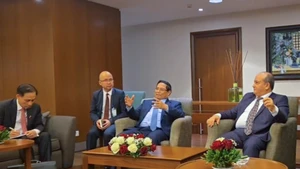 越南政府总理范明正与阿尔及利亚总理赛菲·喀里布会见两国企业代表。（图片来源：VGP）