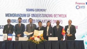 世界自然基金会驻越南办事处与法国开发署驻越南办事处代表签署合作协议。