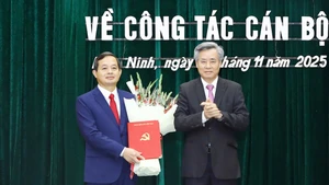 前太原省人民委员会主席范黄山任北宁省省委副书记。