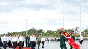 越共中央总书记苏林率中央工作代表团前往胡志明主席雕像。（图片来源：越通社）