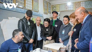 范明正总理夫人黎氏碧珍听取El Biar儿童保护中心领导介绍关于中心活动情况。（图片来源：《 越南之声广播电台》）